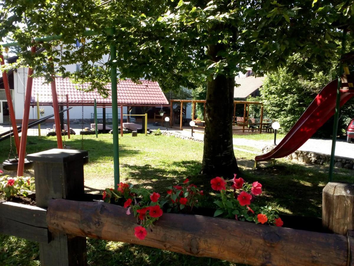 Guesthouse Arnika Fužine Exteriör bild